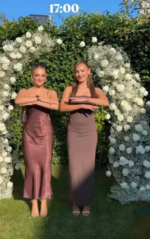 Девушки начали за здравствуйте - позировали и сияли.