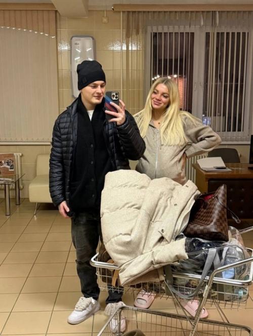 Катя Шкуро и Дима козлов решили назвать своего новорожденного сына амуром, и в честь этого события они даже устроили торжественное мероприятие. 02