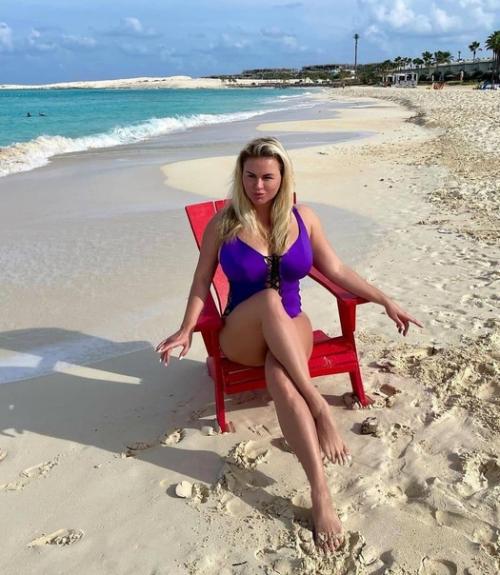 Анна Семенович роскошные формы в купальнике показала. 01