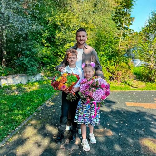 6-Летняя дочь сергея Лазарева решила сделать себе первый макияж. 01