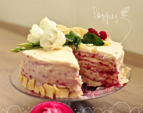 Торт Наполеон с малиной.