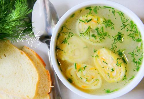 Вкусный куриный суп с сырными рулетиками. 05