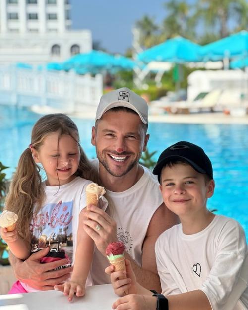 6-Летняя дочь сергея Лазарева решила сделать себе первый макияж. 04