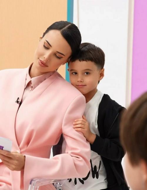 Анастасия Решетова подарила своему 6-летнему сыну Ратмиру на день рождения квадроцикл.

