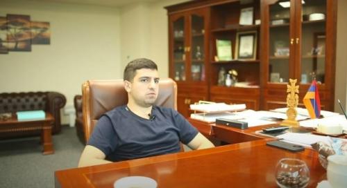 Валю карнавал заподозрили в романе с 29-летним успешным бизнесменом Аргишти эвояном. 01