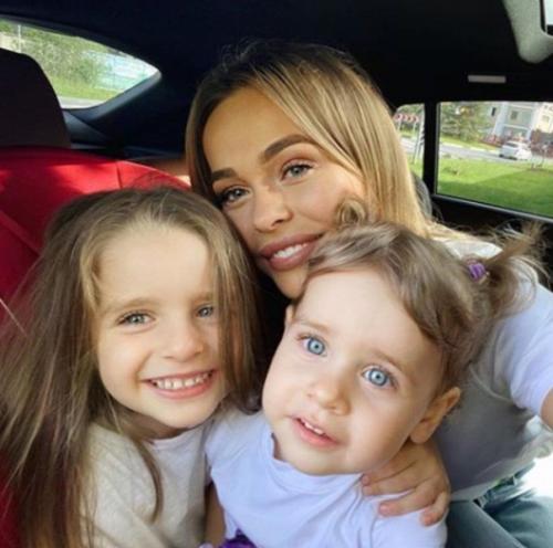 Счастливая, красивая и влюбленная Анна хилькевич со своим мужем и детками. 03