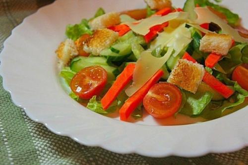 Овощной салат с креветками. 05