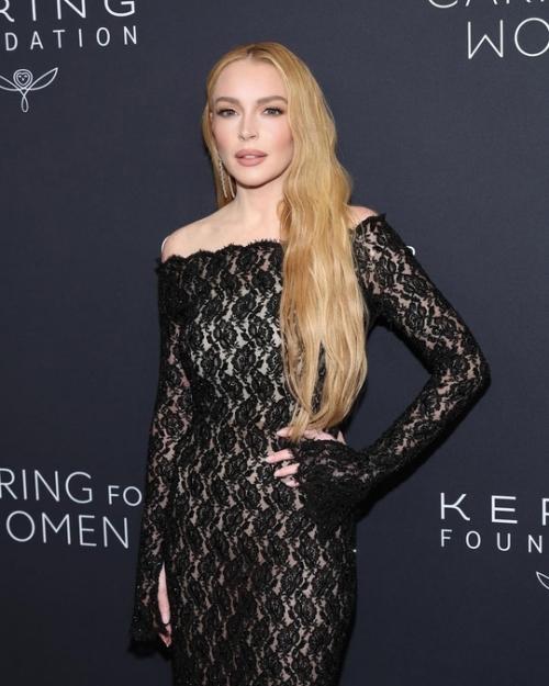 Возвращение Иконы: 38-летняя Линдси лохан приехала на неделю моды в Париж. 03