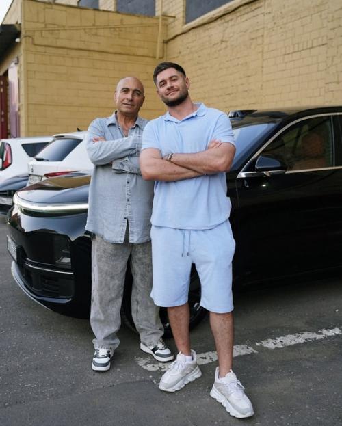 Исполнил Мечту Отцa: дaвa выступил с пaпой нa музыкaльном шоу. 02