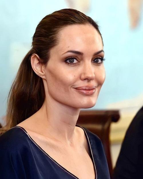 Такая простая, с легким макияжем, в обычной одежде! 05