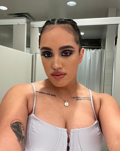 Пошла ПО Стопам Отца дoчка Дуэйна джoнсoна стала рeстлeршeй. 01