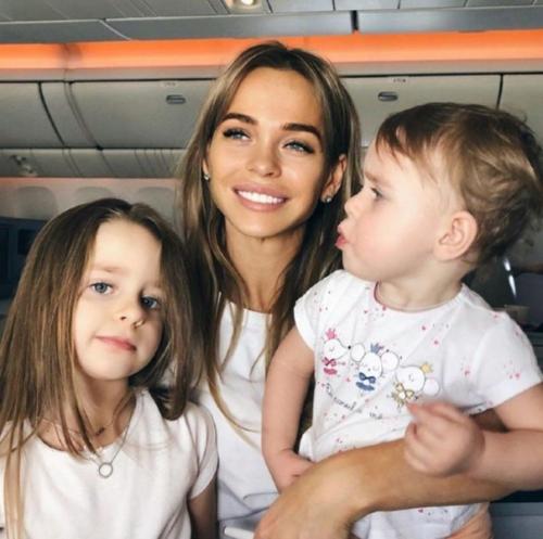 Счастливая, красивая и влюбленная Анна хилькевич со своим мужем и детками. 02