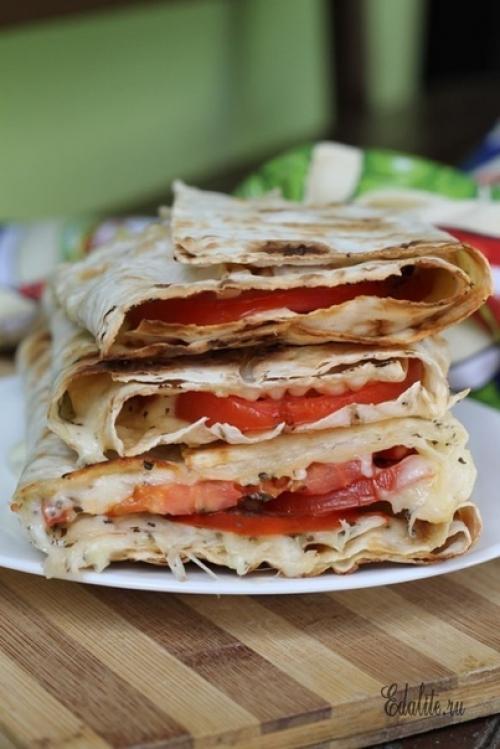 Пицца маргарита на гриле.