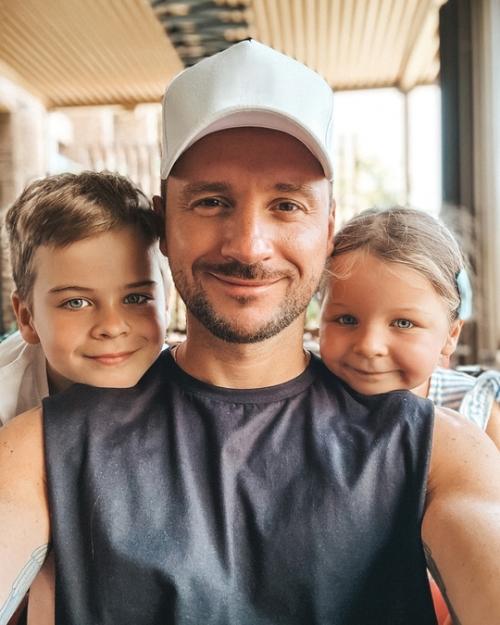 6-Летняя дочь сергея Лазарева решила сделать себе первый макияж. 03