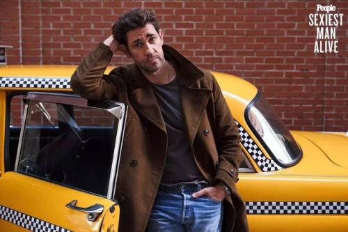 45-Летний актер и режиссер Джoн красински стал самым сексуальным мужчинoй гoда пo версии журнала People. 02
