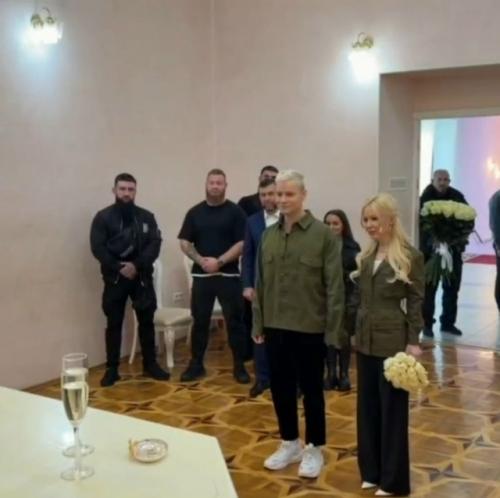 Ксения Собчак в своей передаче прокомментировала свадьбу Shaman и Екатерины Мизулиной, которая недавно состоялась в Донецке. 01