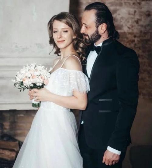 Лиза Арзамасова трогательно поздравила супруга Илью авербуха с днём рождения: все самые важные слова - тайные. 01