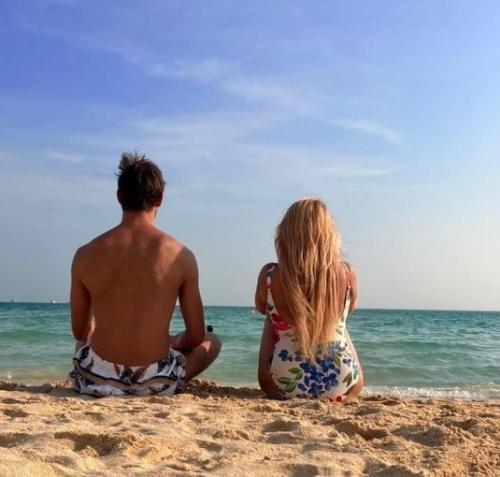 47-Летняя Ирина пегова в купальнике снялась с новым возлюбленным на пляже. 01