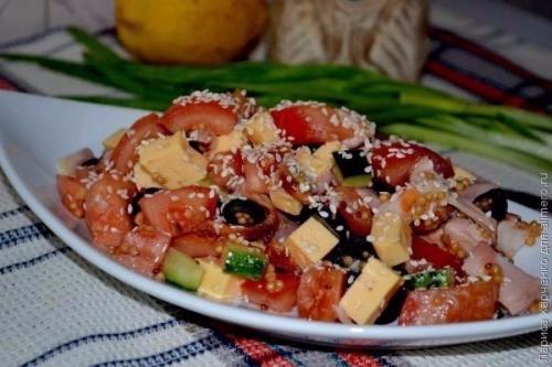 Салат с курицей, овощами и кунжутом.