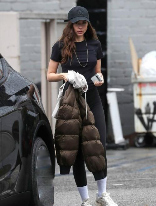 37-Летнюю ану де Армас заметили без макияжа. 01