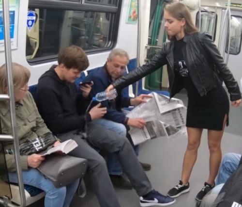 Активистка из России обливала водой мужчин, которые любят сидеть в растопырку в метро. 03