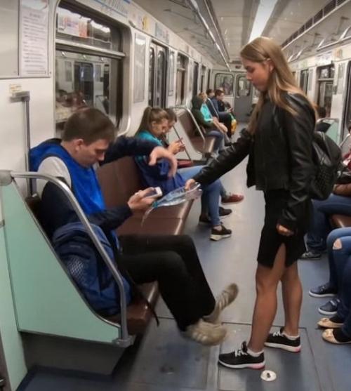 Активистка из России обливала водой мужчин, которые любят сидеть в растопырку в метро. 01
