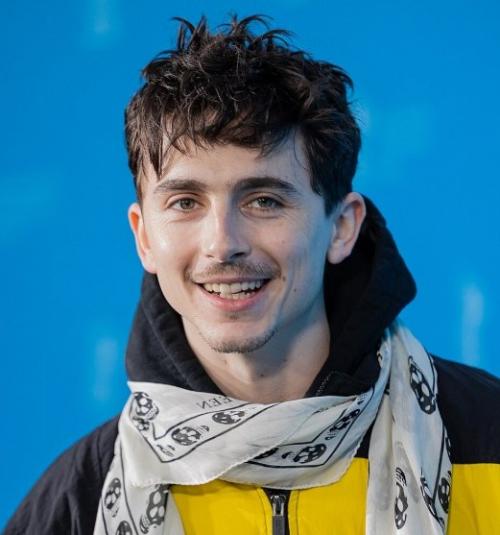 Недавно актер появился на публике с короткой прической и удивил фанатов. 01