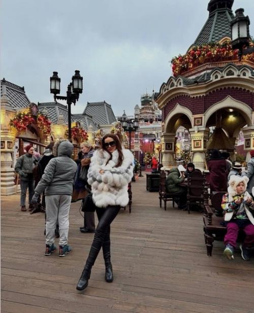 Жена бурака озчивита, актриса фахрие эвджен, наслаждается новогодней Москвой: она побывала в гуме и третьяковской галерее. 01