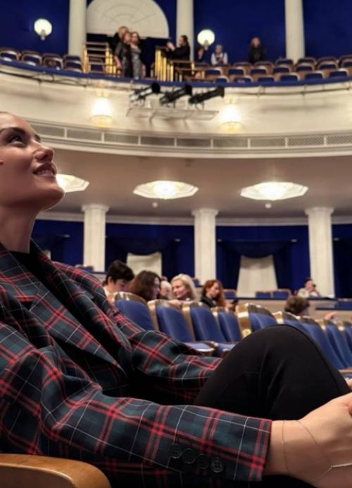 Звёздное нашествие: бурак озчивит снимается в российском сериале, а его жена фахрие эвджен покоряет Москву. 03