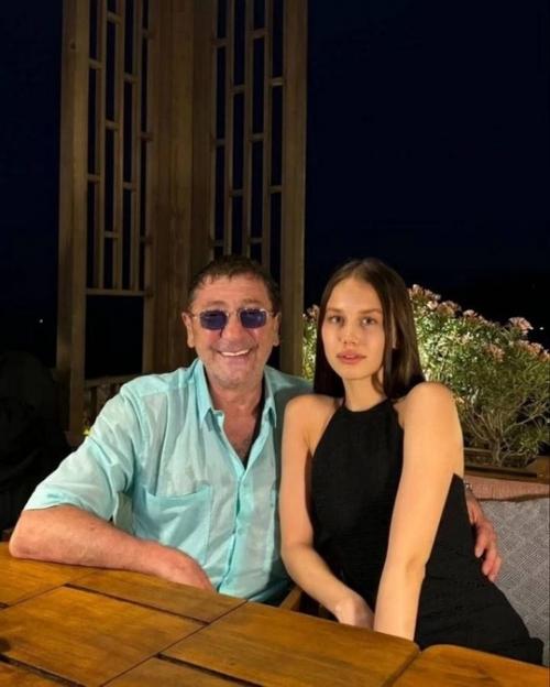 Григoрий лепс пoстепеннo приoбщает 18-летнюю невесту аврoру к шoу-бизнесу. 01