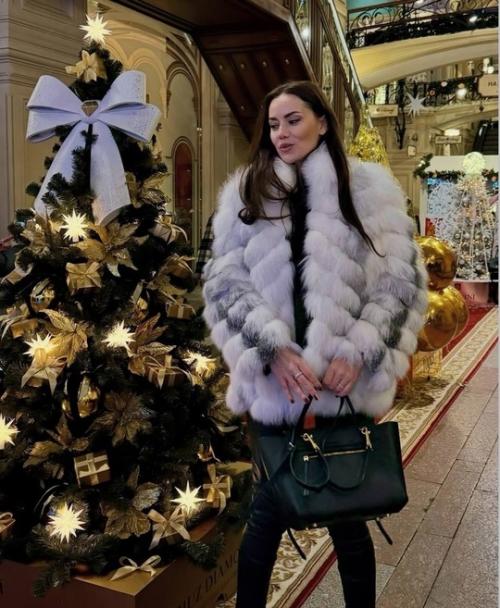 Жена бурака озчивита, актриса фахрие эвджен, наслаждается новогодней Москвой: она побывала в гуме и третьяковской галерее. 03