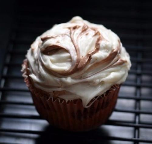 Полосатый кекс.  Задумали приготовить вкусные домашние кексы, но вкусы родных расходятся - кто-то любит шоколадные, кто-то без ума от сливочных?