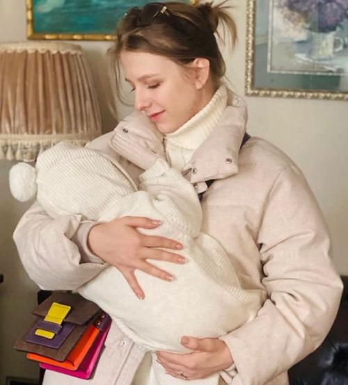 Лиза Арзамасова трогательно поздравила супруга Илью авербуха с днём рождения: все самые важные слова - тайные. 02