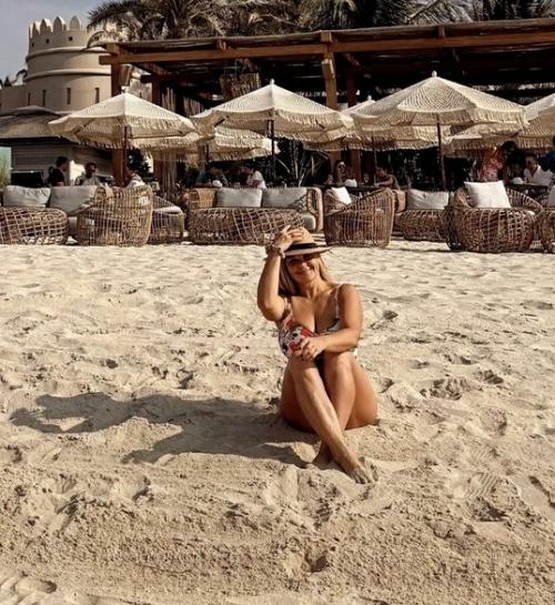 47-Летняя Ирина пегова в купальнике снялась с новым возлюбленным на пляже.

