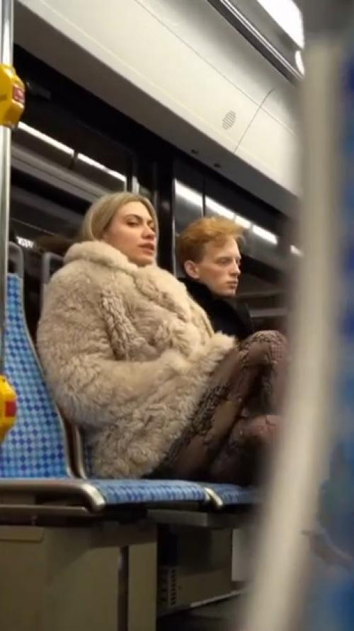 Две подружки решили развлечься: одна с управлением, вторая с игрушкой, спрятанной поглубже.  