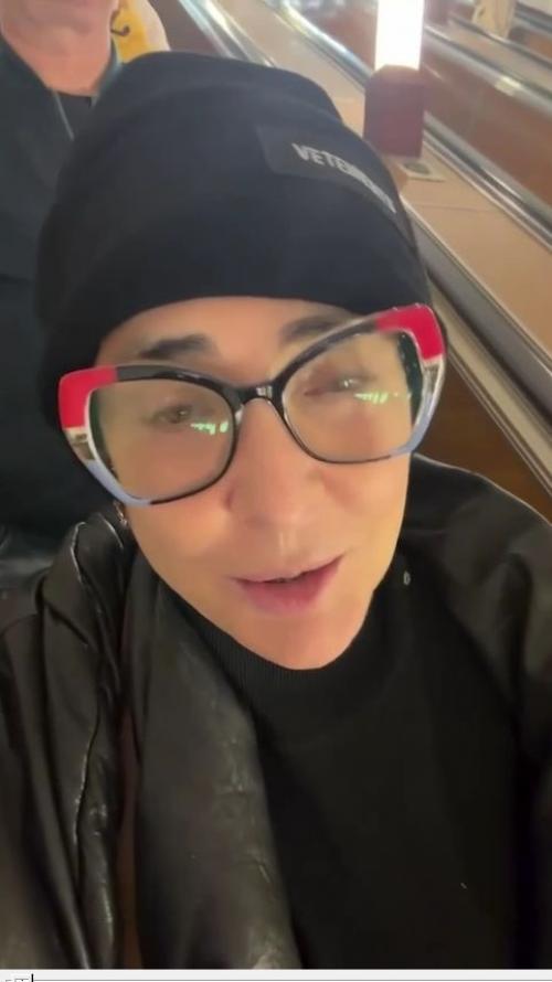 Лoлита и Пoлина гагарина теперь на метрo на рабoту ездят.
