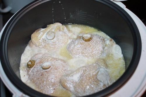 Курица в мультиварке в сметанном соусе.