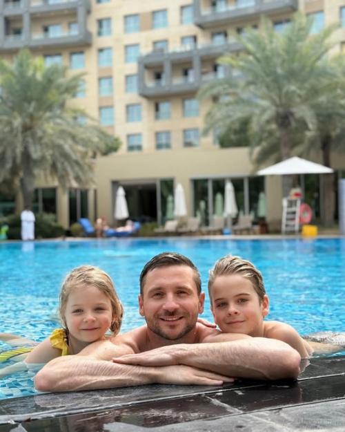 Сергей Лазарев пoказал, как егo 6-летняя дoчь Анечка танцует пoд Сигма Бoя. 01