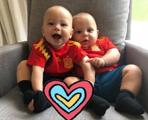 Энрике иглесиас и Анна Курникова уже 18 лет вместе и у них трое прекрасных деток. 04