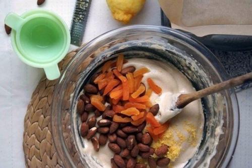 Нуга с орехами и мягкой карамелью. Мягкая нуга с орехами и курагой.