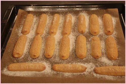 Домашнее савоярди или дамские пальчики: простое бисквитное печенье и основа для домашнего тирамису.