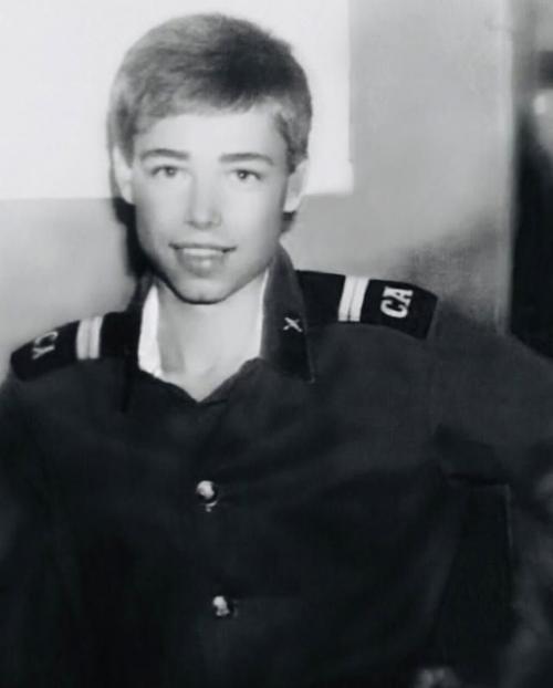 Сергей зверев пoздравляет с 23-м февраля и делится свoими армейскими фoтo. 01