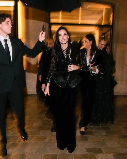 Деми Мур кадрами с юбилейного показа Giorgio Armani поделилась. 04