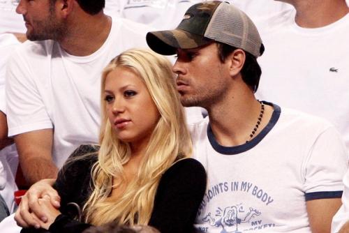 Энрике иглесиас и Анна Курникова уже 18 лет вместе и у них трое прекрасных деток. 02