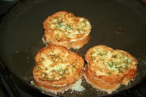 Гренки с помидорами и сыром к завтраку. 03