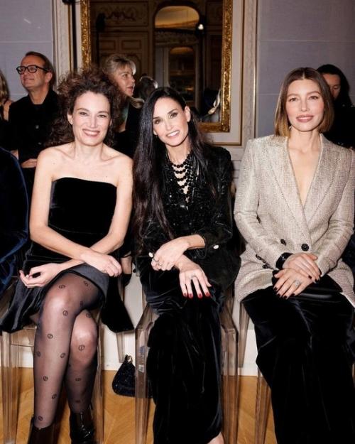 Деми Мур кадрами с юбилейного показа Giorgio Armani поделилась. 05