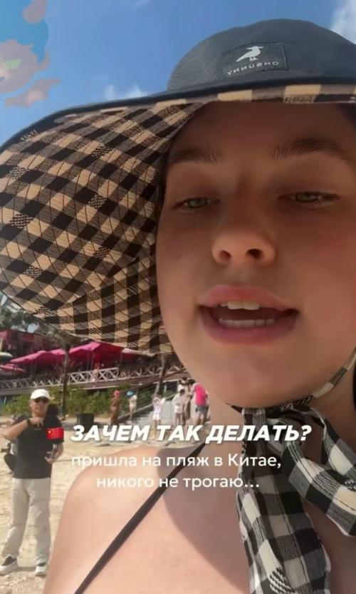 Девушка на пляже в Китае заметила, что какой-то паренёк старательно фотографирует её со стороны задницы.  