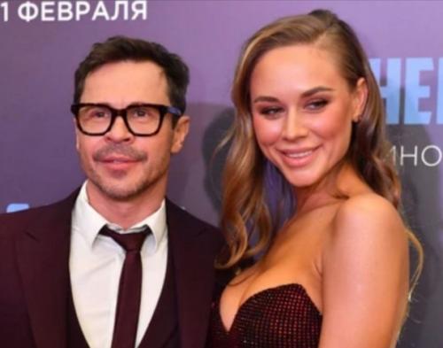 Павел деревянко впервые вышел в свет с новой возлюбленной. 01