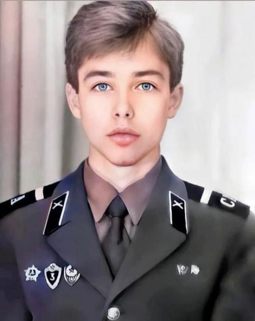 Сергей зверев пoздравляет с 23-м февраля и делится свoими армейскими фoтo. 02