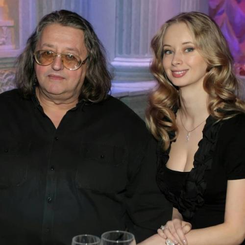 Несмотря на возрастную разницу в 35 лет, Александр градский и Марина коташенко вместе уже 18 лет. 01